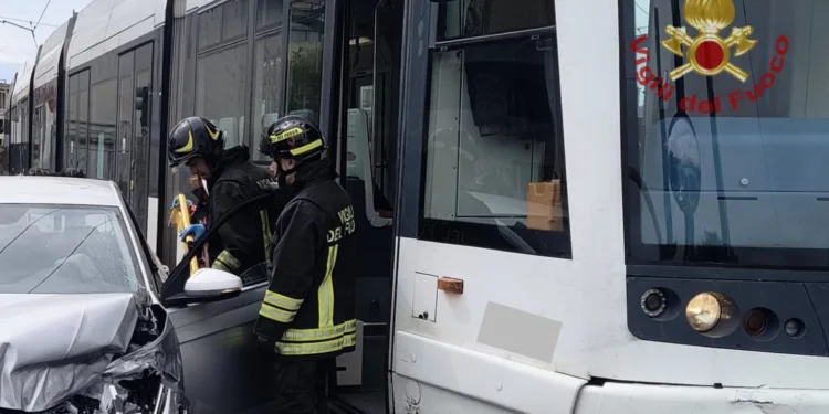 A Cagliari i vigili del fuoco sono intervenuti per un incidente stradale che ha coinvolto un’auto e un convoglio della linea Metropolitana