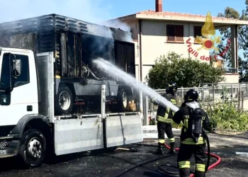 I vigili del fuoco sono intervenuti  in una zona periferica di Capoterra, per l’incendio di un motocompressore situato su un autocarro in sosta