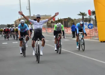 Domenica di campioni sulle strade sarde: Calabrese sfreccia a Cabras, Serpi domina nel Sulcis
