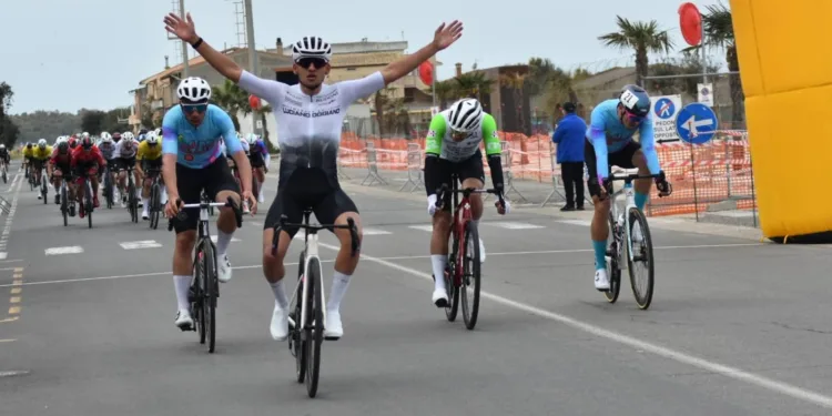 Domenica di campioni sulle strade sarde: Calabrese sfreccia a Cabras, Serpi domina nel Sulcis