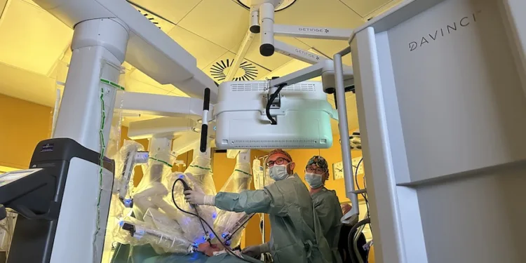 Al Policlinico Duilio Casula, primi interventi con il robot Da Vinci Xi