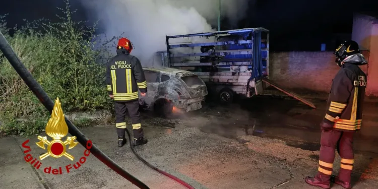 Ittiri: a fuoco un’auto e un furgone telonato