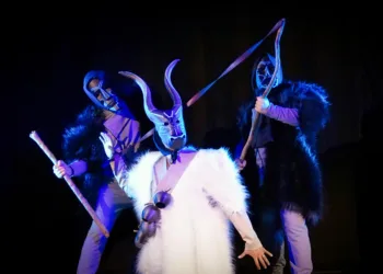 Gli Artisti Fuori Posto debuttano al Teatro Massimo con lo spettacolo in lingua sarda e inglese “NOSUS”