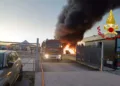 Alghero: circa 80 auto danneggiate in un incendio in un parcheggio vicino all’aeroporto