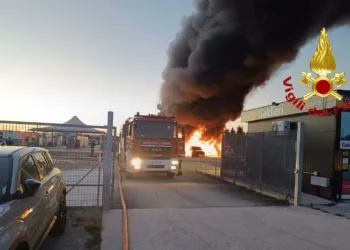 Alghero: circa 80 auto danneggiate in un incendio in un parcheggio vicino all’aeroporto