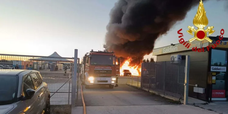 Alghero: circa 80 auto danneggiate in un incendio in un parcheggio vicino all’aeroporto