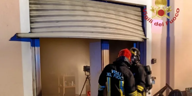 Quartu Sant’Elena: a fuoco un locale commerciale