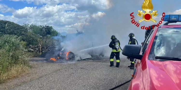 Auto a fuoco tra Borore e Sedilo