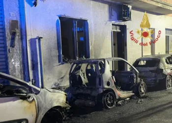 Quartu Sant’Elena: a fuoco tre macchine in sosta in via Costantino Nigra