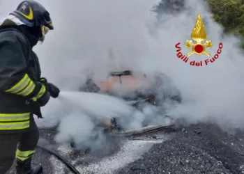 Nughedu Santa Vittoria: a fuoco un’auto sulla provinciale 15