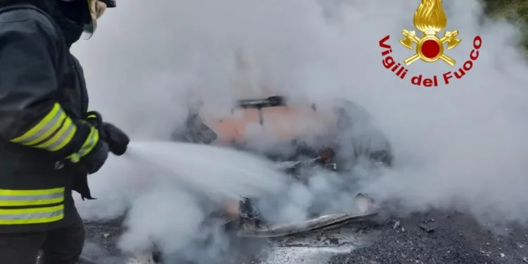 Nughedu Santa Vittoria: a fuoco un’auto sulla provinciale 15