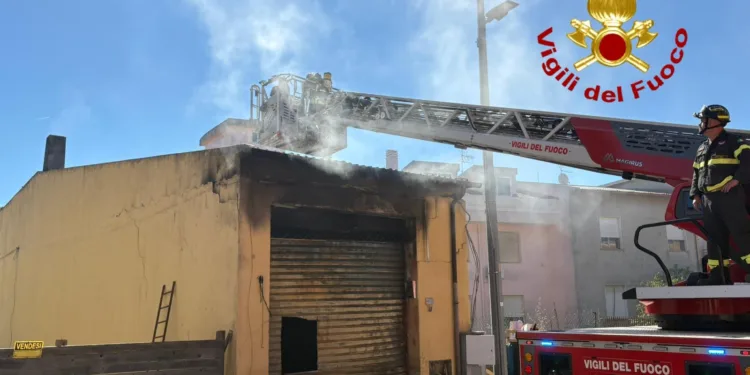 Ploaghe: a fuoco un locale in via Amsicora