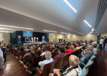 Il presidente del M5S Giuseppe Conte a Oristano: «Sulle rinnovabili la Sardegna è molto più avanti del resto della penisola»