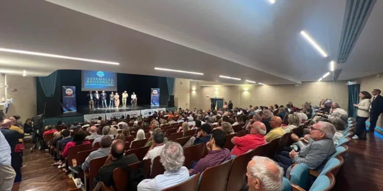Il presidente del M5S Giuseppe Conte a Oristano: «Sulle rinnovabili la Sardegna è molto più avanti del resto della penisola»