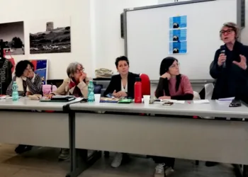 “I gatti sorridono solo di profilo” di Ivana Salici, opera narrativa dall’impostazione originale presentata all’Ibis nuorese di piazza Satta