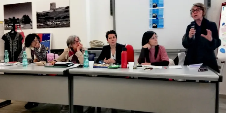 “I gatti sorridono solo di profilo” di Ivana Salici, opera narrativa dall’impostazione originale presentata all’Ibis nuorese di piazza Satta