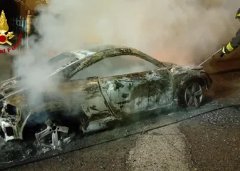 Cala Gonone: auto a fuoco in via Tirso