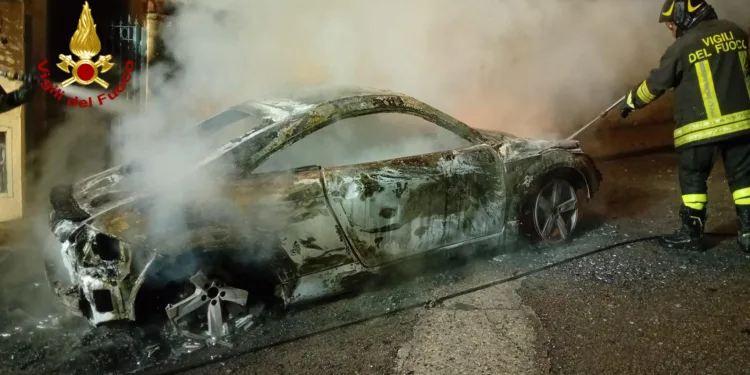Cala Gonone: auto a fuoco in via Tirso