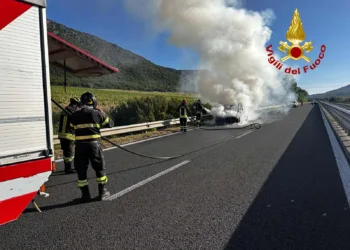 Auto a fuoco sulla statale 131 Dcn in direzione Nuoro