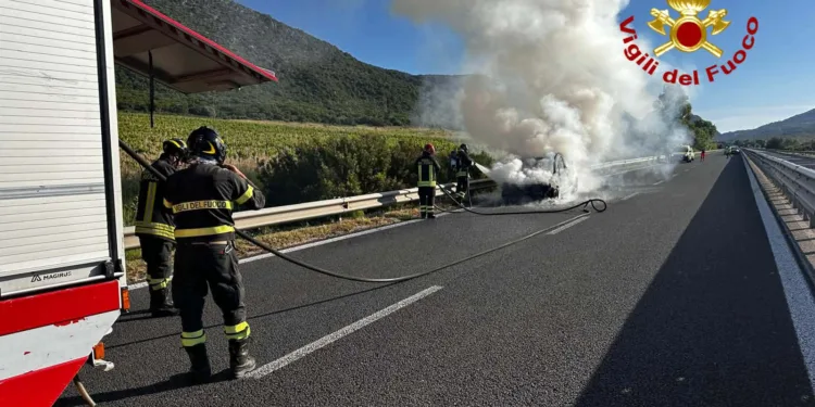 Auto a fuoco sulla statale 131 Dcn in direzione Nuoro
