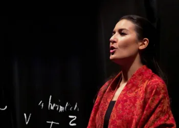 Una travolgente “affabulazione” con “Mistero Buffo” di Dario Fo e Franca Rame, interpretata da Elisa Pistis, in scena venerdì 8 maggio al Teatro Massimo di Cagliari