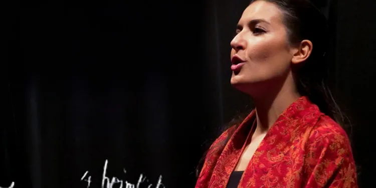 Una travolgente “affabulazione” con “Mistero Buffo” di Dario Fo e Franca Rame, interpretata da Elisa Pistis, in scena venerdì 8 maggio al Teatro Massimo di Cagliari