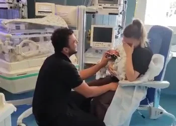 Al Policlinico Duilio Casula papà Mirko ha fatto la proposta di matrimonio alla neomamma Giada mentre teneva tra le braccia il loro piccolo Filippo