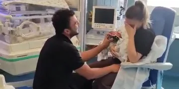 Al Policlinico Duilio Casula papà Mirko ha fatto la proposta di matrimonio alla neomamma Giorgia mentre teneva tra le braccia il loro piccolo Filippo