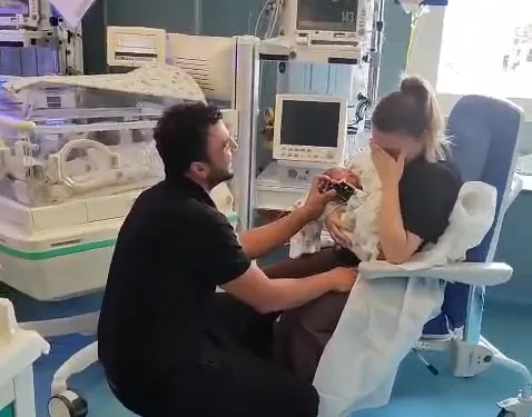 Al Policlinico Duilio Casula papà Mirko ha fatto la proposta di matrimonio alla neomamma Giada mentre teneva tra le braccia il loro piccolo Filippo