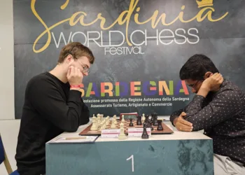 Al Sardinia World Chess Festival un turno finale al cardiopalma: vince l’Open A il tedesco Frederik Swane. Il giovane Faustino Oro ottiene il titolo di Gran Maestro