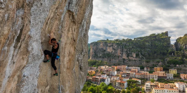 Arrampicate, highline, spettacoli e racconti di sfide e montagna: il programma dell’Ulassai Festival