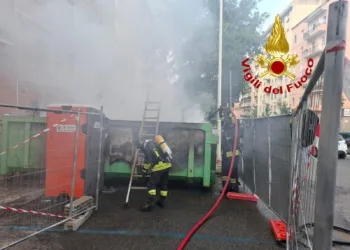 Sassari: a fuoco un cassone in via Asproni