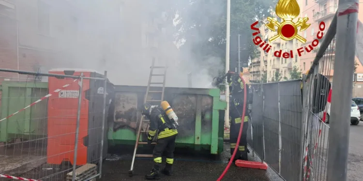Sassari: a fuoco un cassone in via Asproni