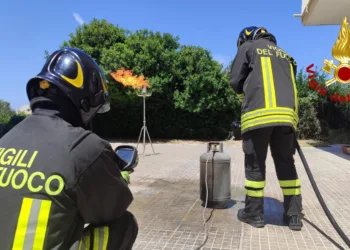 Sassari: bombole a fuoco al primo piano di una palazzina in via Baldedda