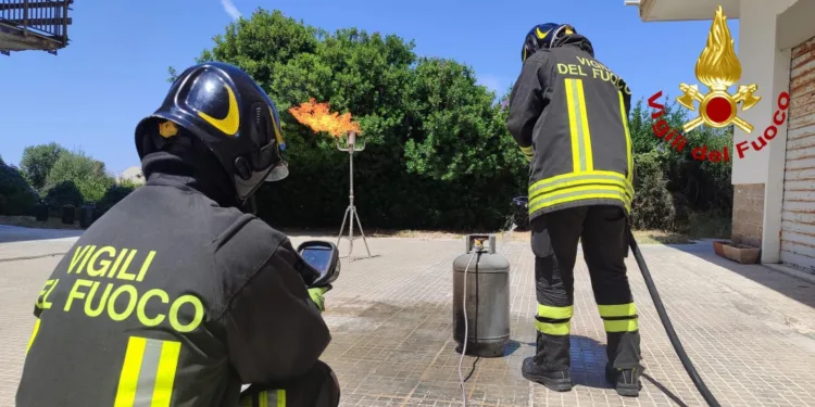Sassari: bombole a fuoco al primo piano di una palazzina in via Baldedda