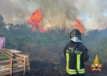 Olbia: incendio di sterpaglie in via Veronese, minacciate alcune abitazioni