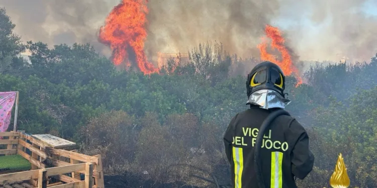 Olbia: incendio di sterpaglie in via Veronese, minacciate alcune abitazioni