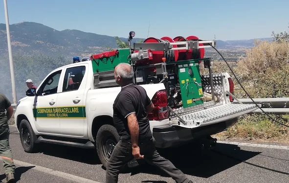 Primo incendio stagionale a Illorai lungo la via mons. Damiamo Filia e la regione Serraoro