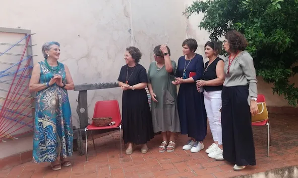 A Silanus trame di sapienza e inaugurazione dell’opera Fiber Art di Nietta Condemi De Felice