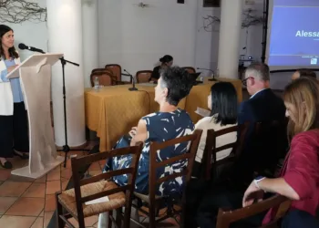 La presidente Alessandra Todde a Oliena al convegno sulla figura di Mario Melis: «La Sardegna ha bisogno di una nuova stagione costituente»
