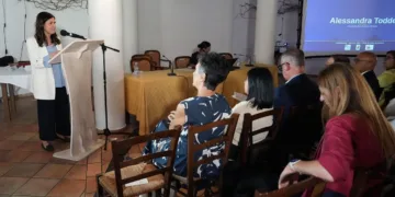 La presidente Alessandra Todde a Oliena al convegno sulla figura di Mario Melis: «La Sardegna ha bisogno di una nuova stagione costituente»
