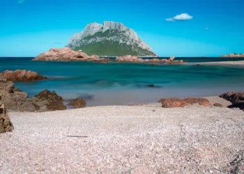 Cala Finanza, Alessandra Todde: «Le leggi della Sardegna non si possono aggirare. Difenderemo fino in fondo le prerogative della nostra autonomia»