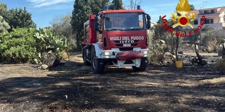 Numerosi incendi di sterpaglie e vegetazione alimentati dal forte maestrale in varie località
