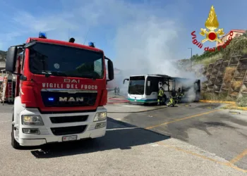 Nuoro: bus a fuoco nel deposito dell’Atp