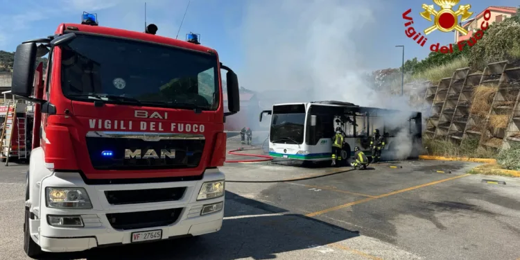 Nuoro: bus a fuoco nel deposito dell’Atp