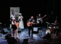 Musica e solidarietà al Teatro Civico: standing ovation per Beppe Dettori e Gatto Panceri