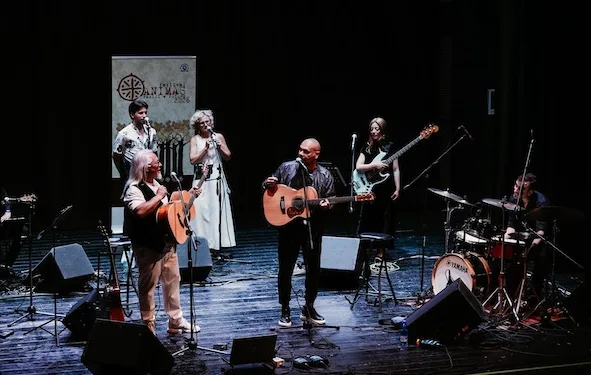 Musica e solidarietà al Teatro Civico: standing ovation per Beppe Dettori e Gatto Panceri