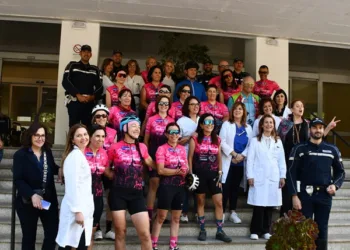 Le Pink Flamingos tornano in sella: le donne che hanno vinto la sfida contro il cancro pedalano per i bambini del Microcitemico
