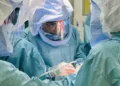 Chirurgia ortopedica del Policlinico, primo intervento in Sardegna di ricostruzione articolare dell’anca con protesi su misura 3D e trapianto osseo