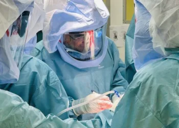 Chirurgia ortopedica del Policlinico, primo intervento in Sardegna di ricostruzione articolare dell’anca con protesi su misura 3D e trapianto osseo